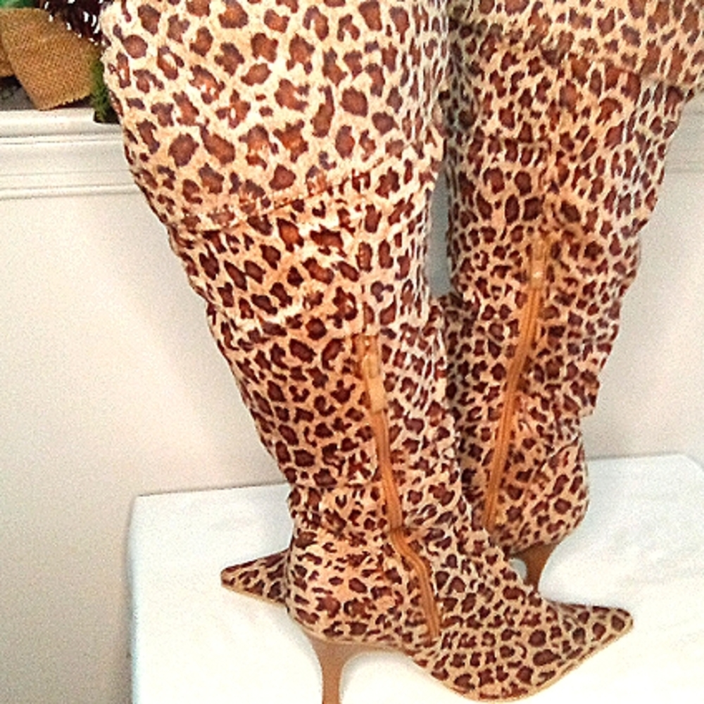 Leopard 🐆 suede boots.